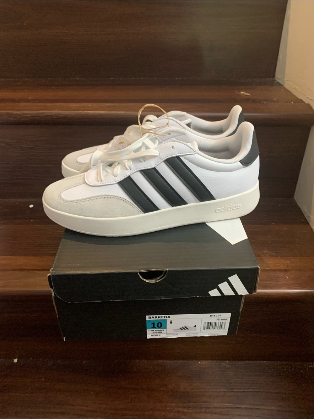 New woman’s Adidas White Black Retro Runner Sneakers with Suede Accents. Size 10 - Picture 9 of 10
